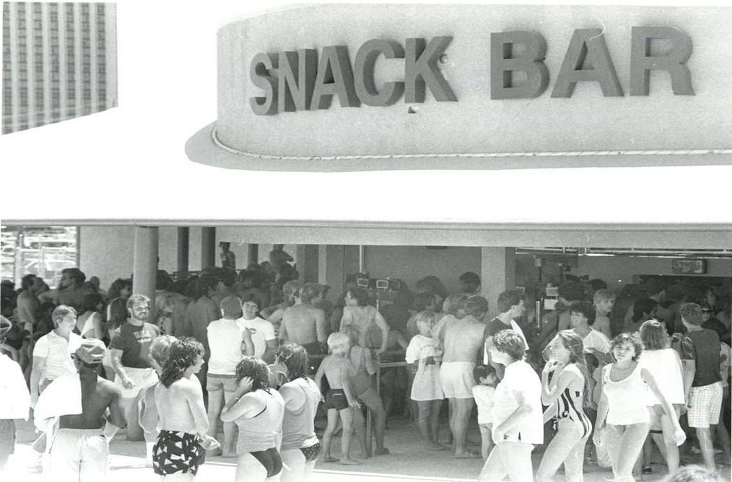Los asistentes a Wet'n'Wild se alinean en el bar de tentempiés en 1986. (Gary Thompson / Las V ...