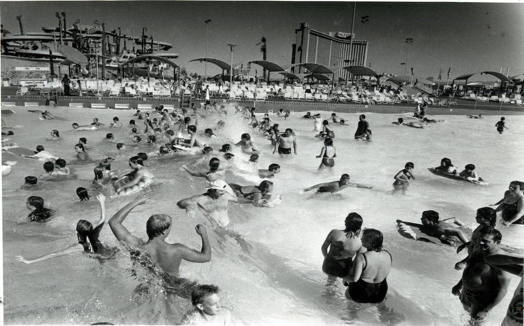 Los asistentes se refrescan en la piscina de olas en Wet 'n' Wild en Las Vegas Boulevard en 198 ...
