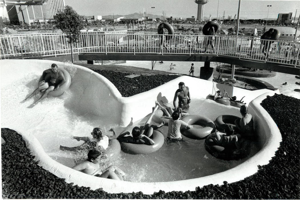 Los invitados disfrutan de un paseo en Wet 'n' Wild en Las Vegas Boulevard en 1989. (Don Euoff ...