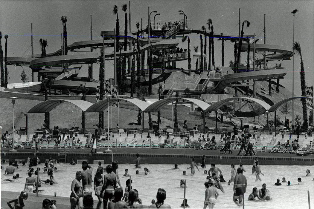 Los asistentes se refrescan en Wet 'n' Wild en Las Vegas Boulevard en 1989. (Don Euoff / Las Ve ...