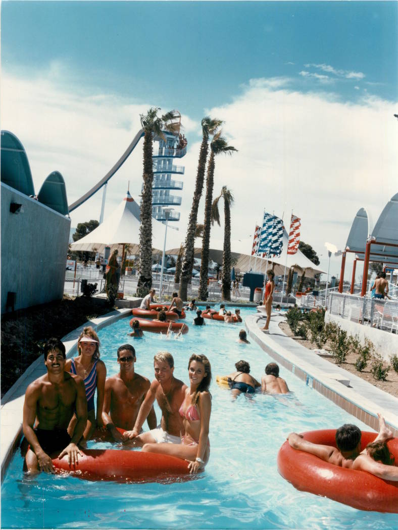 Los invitados flotan por el río lento en Wet'n'Wild en Las Vegas Boulevard en 1988. (Archivo d ...