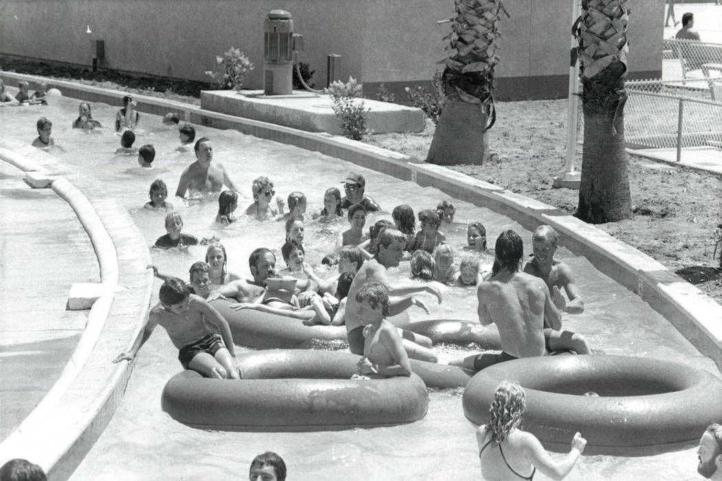 Los invitados flotan por el río lento en Wet'n'Wild en Las Vegas Boulevard en 1985. (Archivo d ...