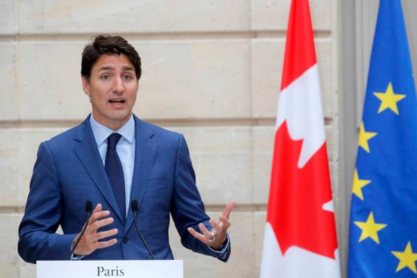 Archivo.- El primer ministro canadiense, Justin Trudeau, habla durante una conferencia de prens ...