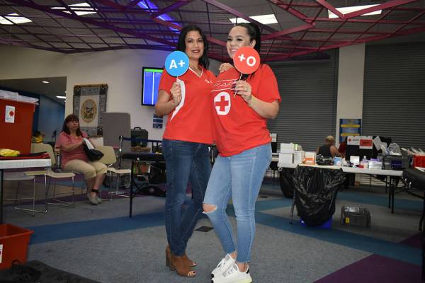 La vocera de la Cruz Roja Americana, Cynthia De La Torre, y la voluntaria de la campaña “Mis ...