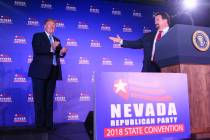 El president Donald Trump es presentado por el líder del Partido Republicano en Nevada, Michae ...