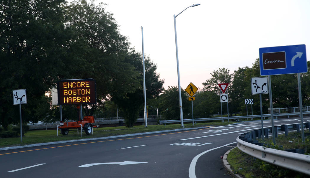 Letreros dirigen el tránsito para la inauguración del Encore Boston Harbor de 2 mil 600 millo ...