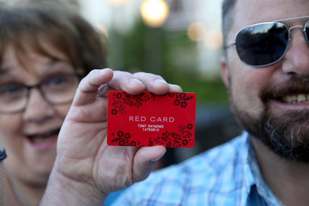 Tony Raymond, de Everett, Massachusetts, muestra su nueva tarjeta roja adquirida con Debbie Cap ...