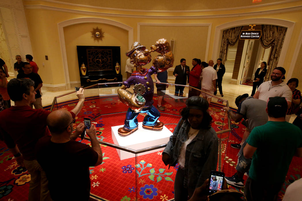 Los invitados visitan la estatua de Popeye obra de Jeff Koons en el día de la inauguración de ...