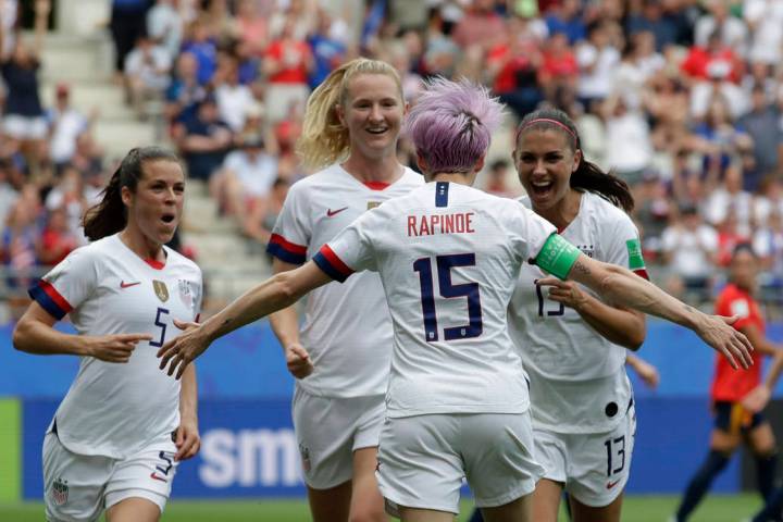 Megan Rapinoe de Estados Unidos, al frente, celebra con sus compañeras de equipo luego de marc ...