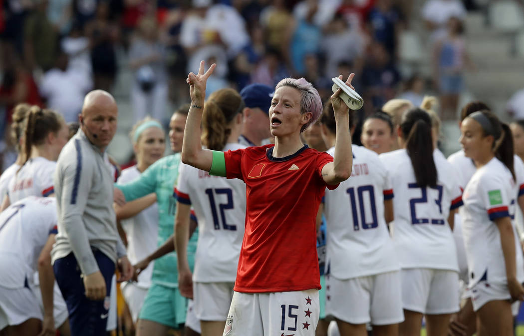 Megan Rapinoe de Estados Unidos celebra al final de la ronda entre España y EU de la Copa Mund ...