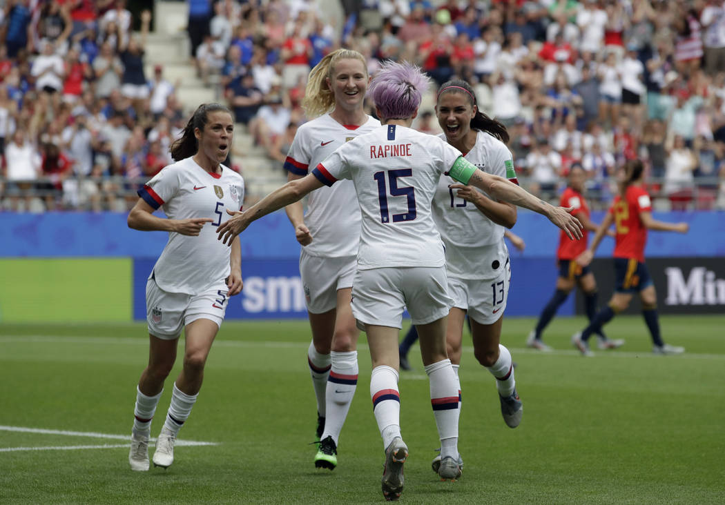 La estadounidense Megan Rapinoe, al frente, celebra con sus compañeras de equipo después de m ...
