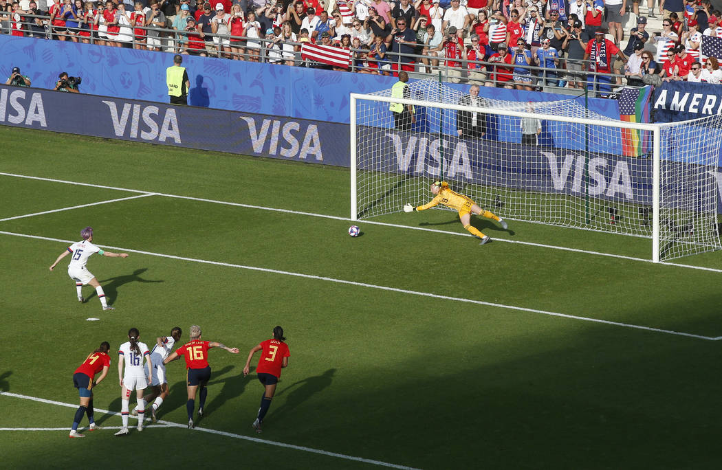 La estadounidense Megan Rapinoe, a la izquierda, marca el segundo gol de su equipo por la vía ...