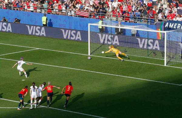 La estadounidense Megan Rapinoe, a la izquierda, marca el segundo gol de su equipo por la vía ...