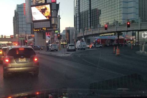 La policía de Las Vegas investiga un accidente de cuatro vehículos en el Strip de Las Vegas e ...