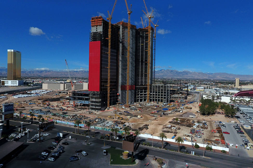Foto aérea del Resorts World Las Vegas, de temática china, en construcción en el antiguo sit ...