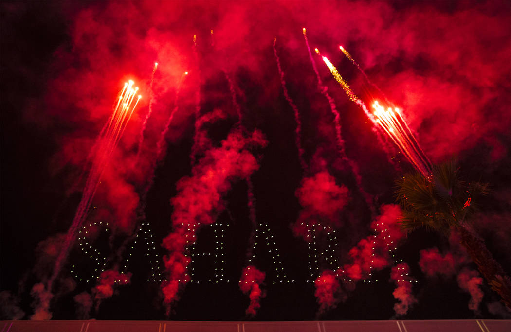Fuegos artificiales realzan un evento para anunciar el cambio de nombre de SLS Las Vegas a Saha ...