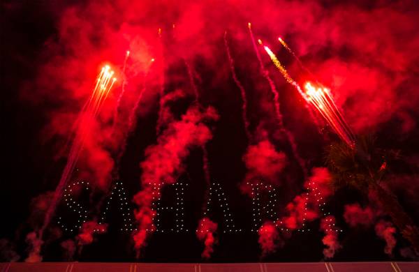 Fuegos artificiales realzan un evento para anunciar el cambio de nombre de SLS Las Vegas a Saha ...