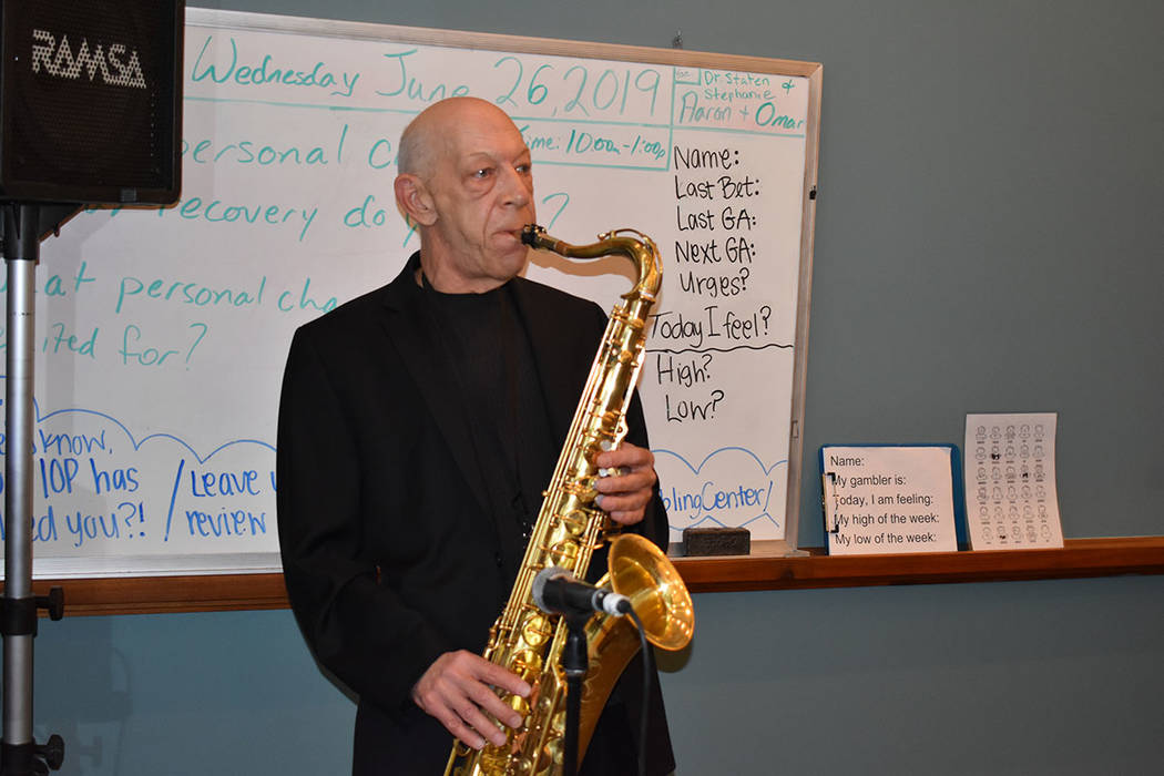 Jim Spoto, saxofonista con mucho talento, interpretó algunas piezas durante la ceremonia. Mié ...