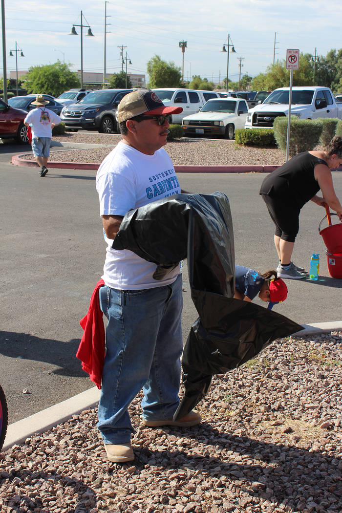 Ricardo García, voluntario, ha asistido a parques en Henderson y North Las Vegas para limpiar. ...