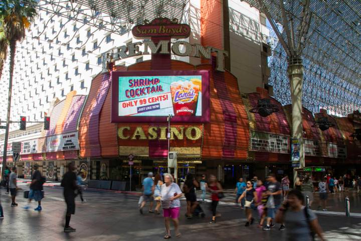 La gente camina por el casino Fremont en Las Vegas, miércoles 12 de junio de 2019. (Michael Bl ...