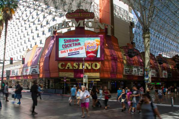 La gente camina por el casino Fremont en Las Vegas, miércoles 12 de junio de 2019. (Michael Bl ...
