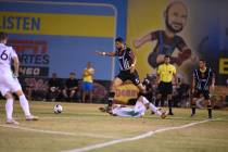 Javan Torre (5) defensor de Las Vegas Lights FC, recupera un balón saltando sobre un jugador d ...