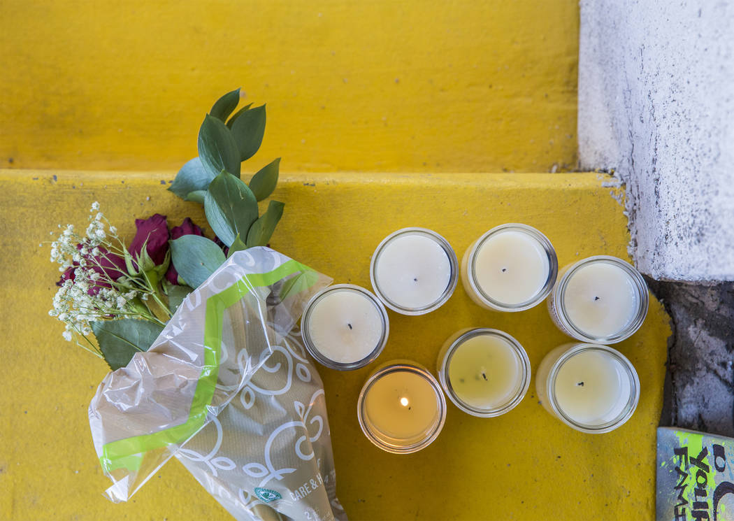 Un memorial para Max García, un hombre sin hogar que fue encontrado muerto por múltiples heri ...