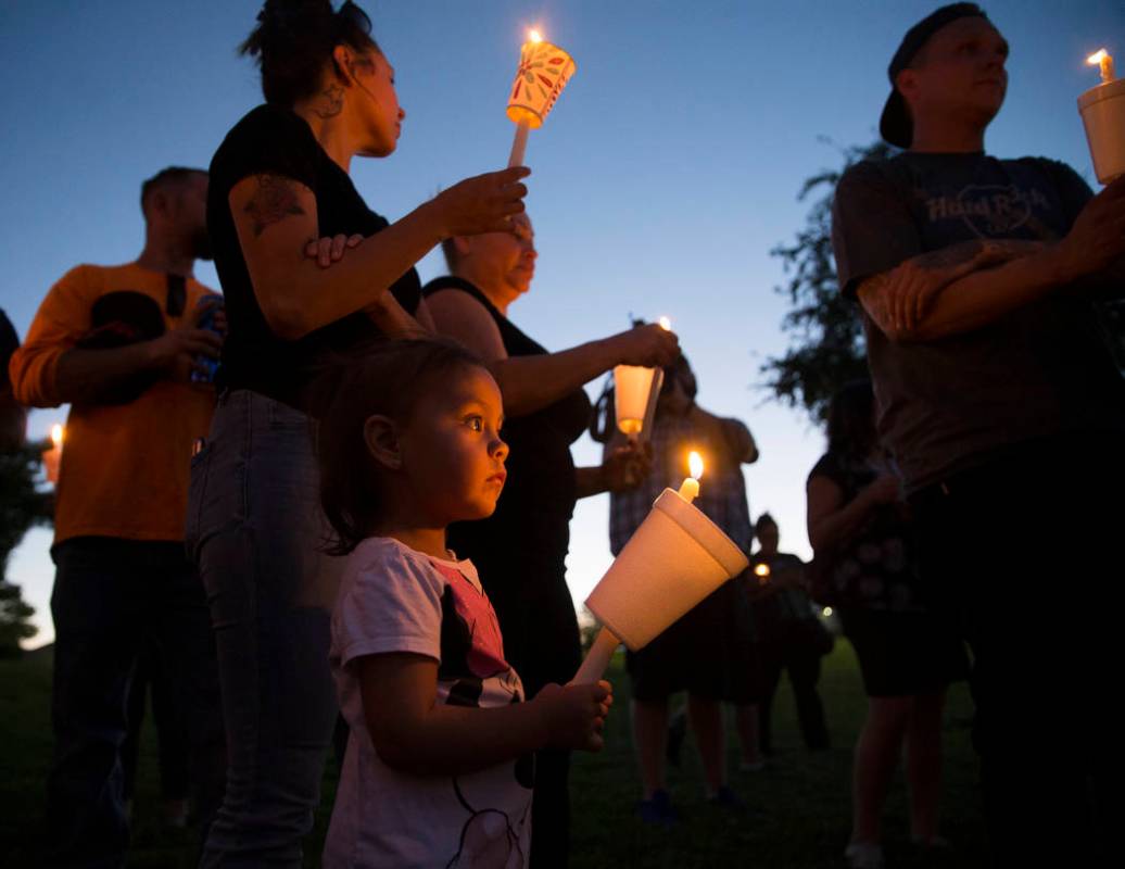 Ripley Rose Garcia, de 2 años, sostiene una vela durante un velorio para su padre Max García, ...