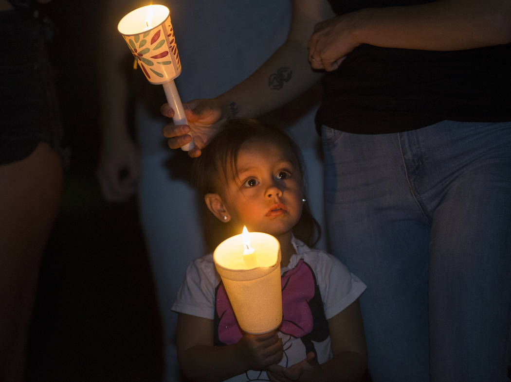 Ripley Rose García, de 2 años, sostiene una vela durante el velorio para su padre Max García ...