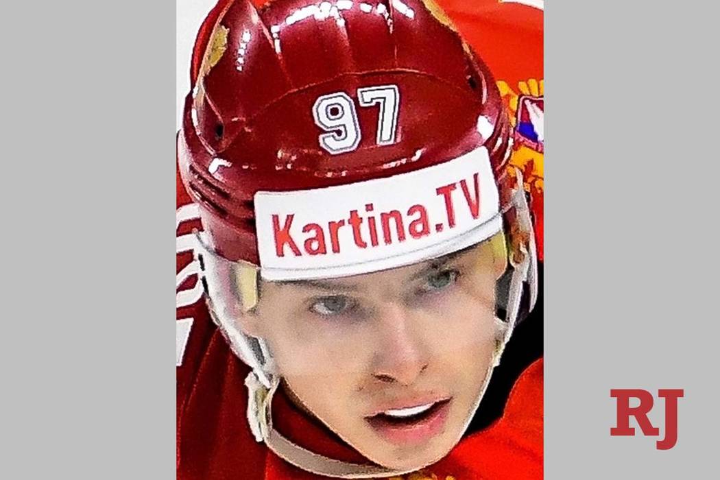 Nikita Gusev de Rusia en el partido de la fase de grupos del Campeonato Mundial de Hockey sobre ...