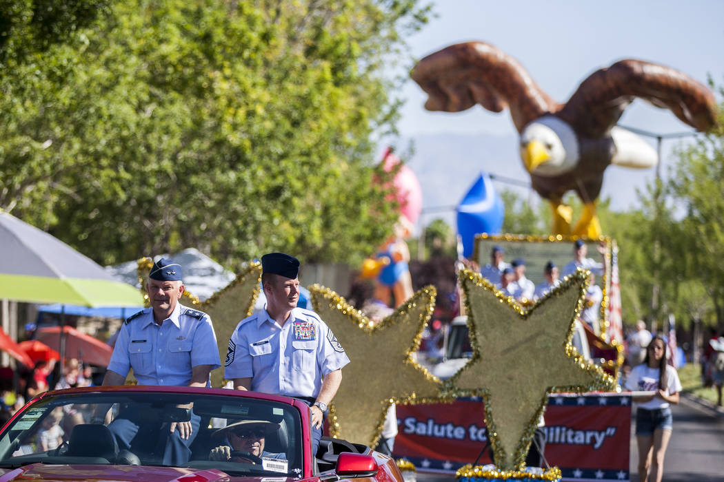 Los soldados pasan con un flotador de águila en el fondo durante el desfile patriótico del Co ...