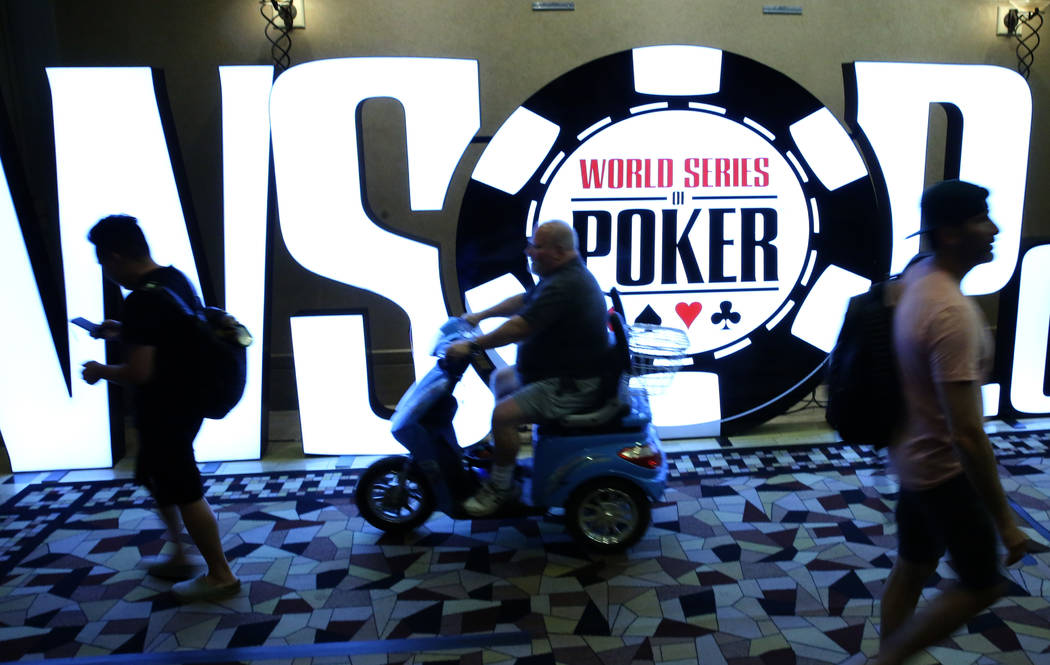 Los jugadores pasan por el cartel del Torneo de la Serie Mundial de Póker (WSOP) durante el to ...