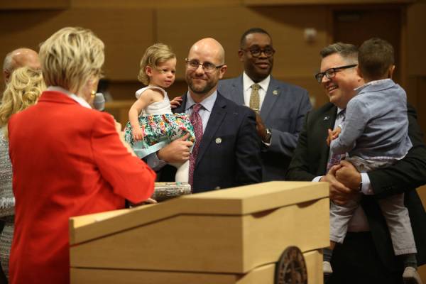 El nuevo concejal Brian Knudsen, en el centro, quien sostiene a su hija Kate, de un año de eda ...