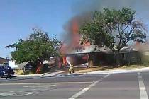 En una imagen tomada de un video, un bombero trabaja para extinguir un incendio en una casa el ...