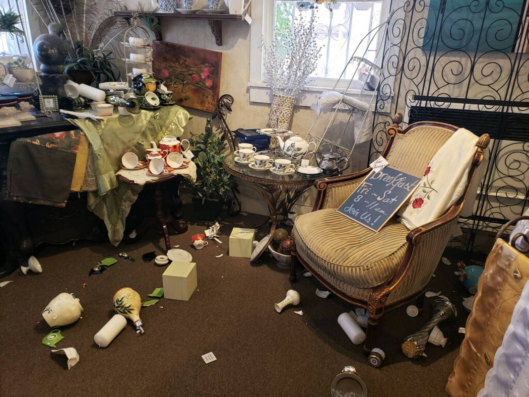 El interior de "My Enchanted Cottage" se ve después de un terremoto del jueves, 4 de julio de ...