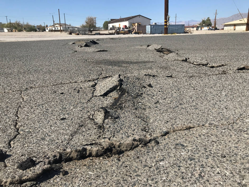 Una carretera quedó dañada por un terremoto el jueves, 4 de julio de 2019 en Trona, Californi ...