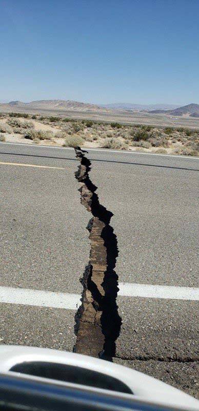 La ruta estatal 178 entre Ridgecrest e Inyokern, California, se dañó durante un terremoto de ...