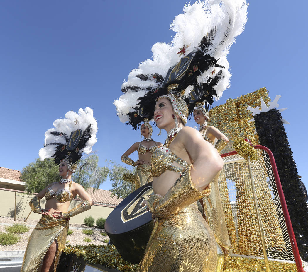 Las bailarinas de los Golden Knights toman una foto grupal durante el 25º desfile patriótico ...