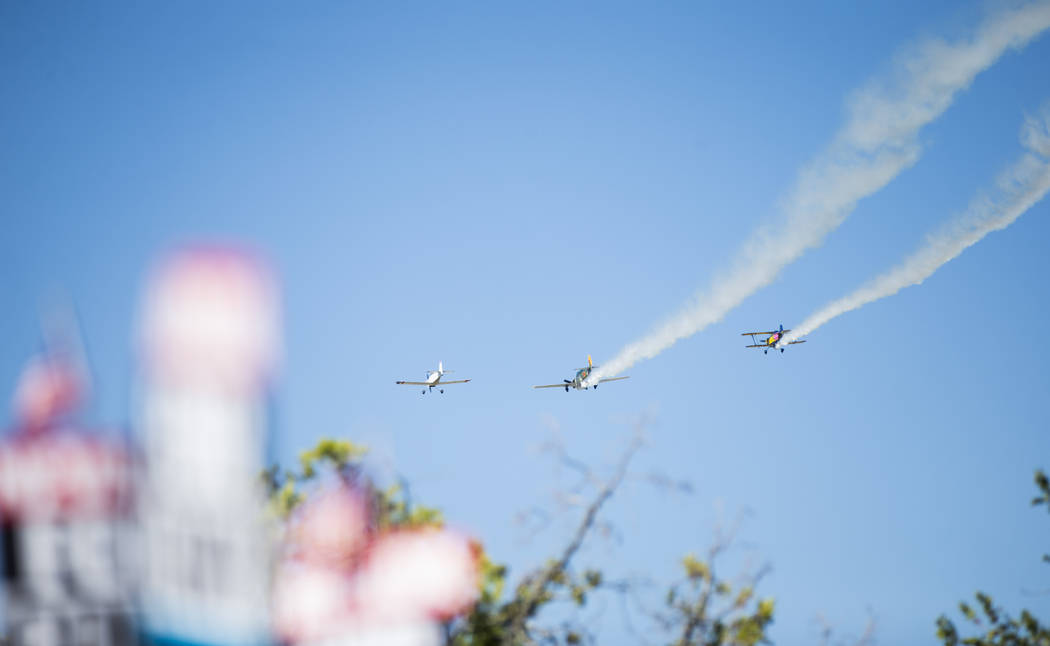 Los aviones tripulados por miembros del Grupo de vuelo de veteranos de Boulder City vuelan por ...