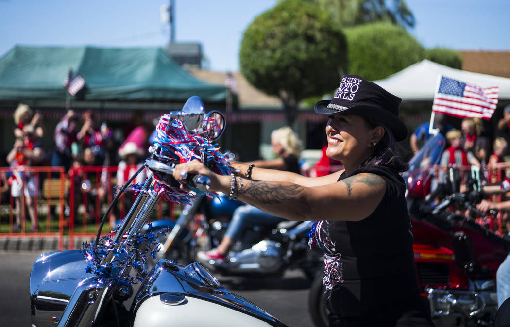 Un miembro de Sin City Moto Girls participa durante el desfile en la celebración anual de Damb ...