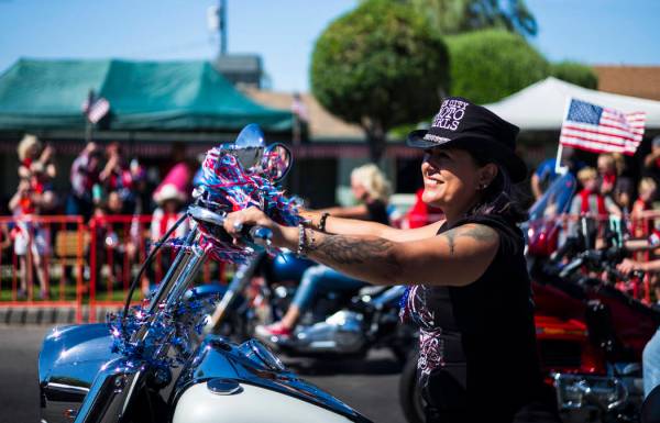 Un miembro de Sin City Moto Girls participa durante el desfile en la celebración anual de Damb ...