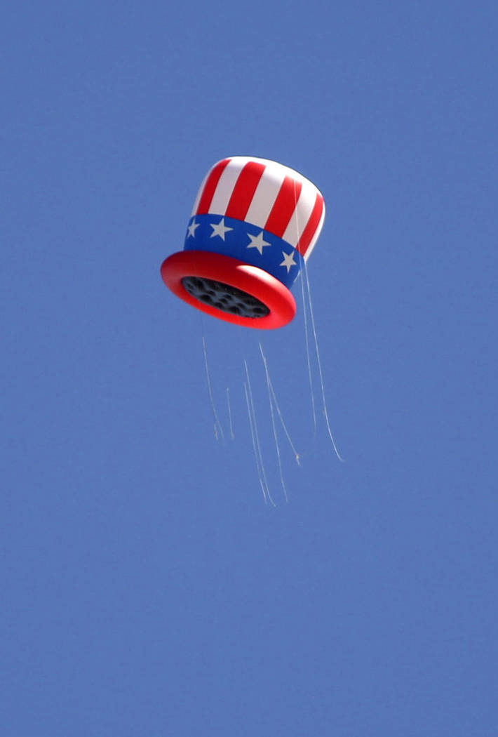 Un gran globo volador se aleja durante el 25º Desfile Patriótico Anual del Consejo de Summerl ...