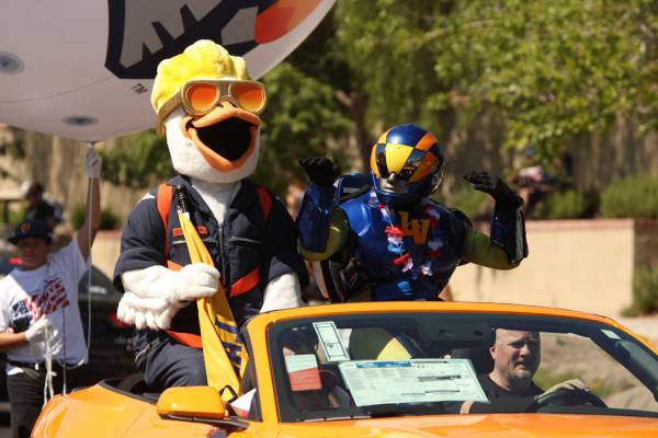 Las mascotas de los Aviators de Las Vegas saludan a los espectadores durante el 25º desfile pa ...