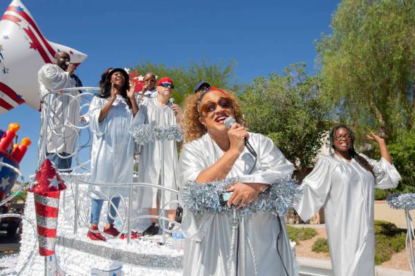 El 4 de julio de 2019 en Las Vegas, los cantantes de soul se presentan durante el 25º desfile ...