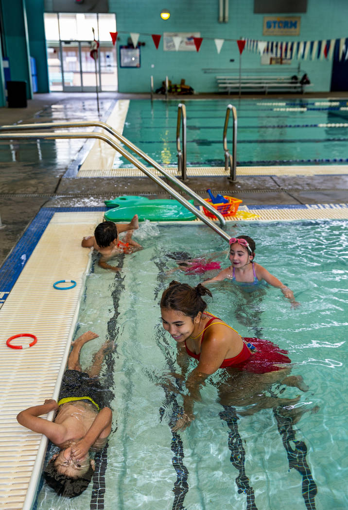La instructora de natación Shanneal Ocular, centro, observa a sus estudiantes Stefan Flores, 4 ...