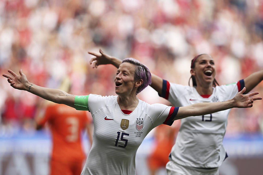 Megan Rapinoe de Estados Unidos celebra después de marcar el primer gol desde el punto de pena ...