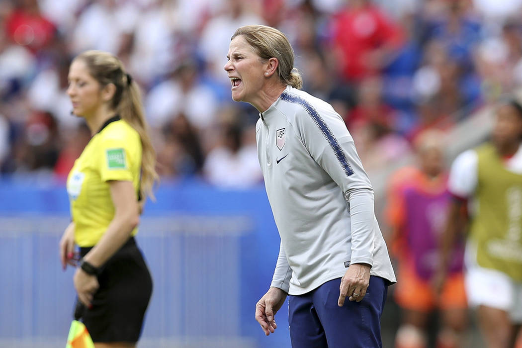 La entrenadora del equipo de Estados Unidos, Jill Ellis, grita instrucciones durante el partido ...