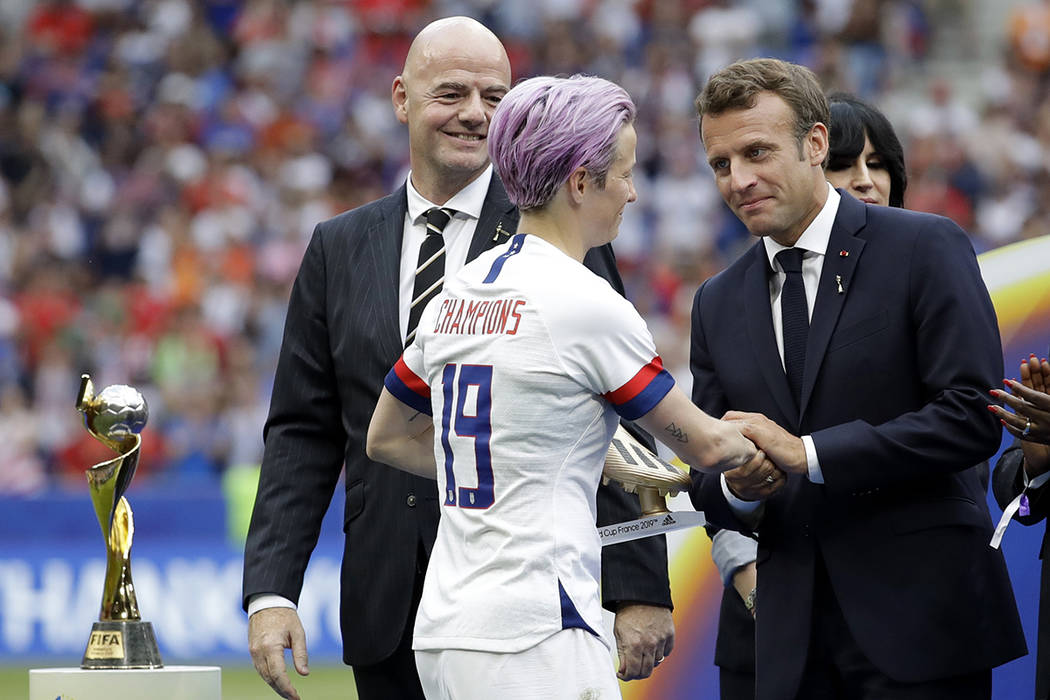 El presidente francés, Emmanuel Macron, a la derecha, y el presidente de la FIFA, Gianni Infan ...