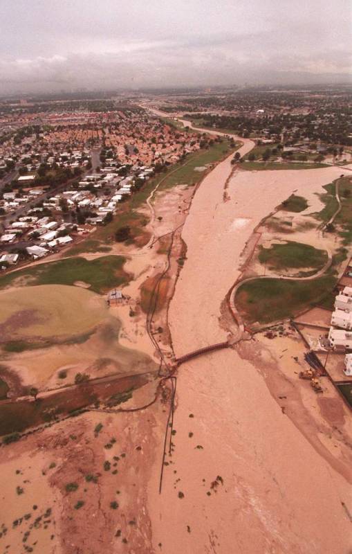 Campo de golf Desert Rose cubierto por inundaciones durante la mayor parte de las inundaciones ...