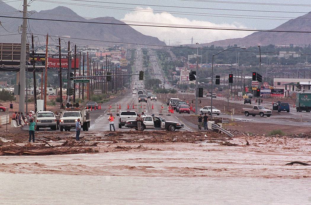 Las aguas de la inundación cruzan la carretera de Boulder, justo al norte de Russell Road. El ...